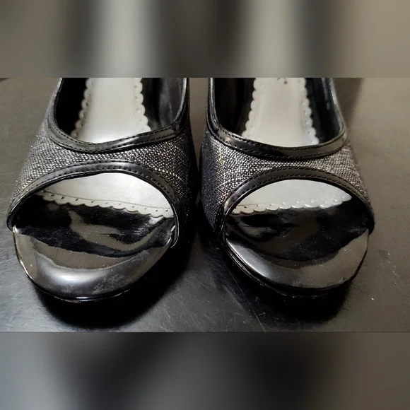 White House Black Market peep toe heels - Picture 3 of 11